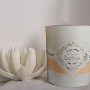 Bougie parfumée de la gamme luxe d'AquaScent - parfum fleur de lotus - fragrance fleurie - Existe en coffret cadeau avec le parfum d'eau pour spa