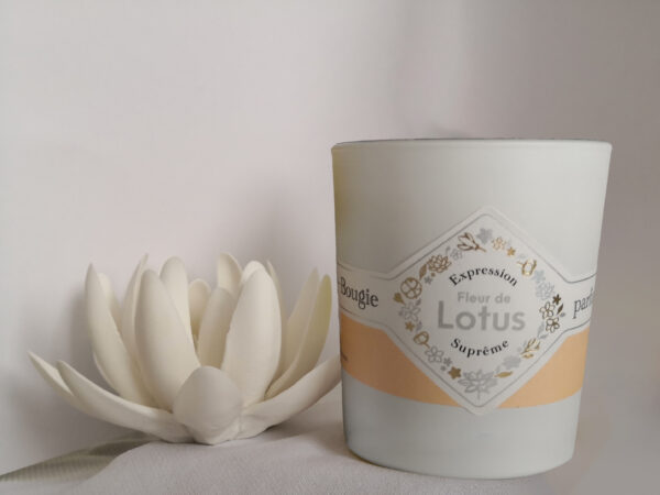 Bougie parfumée de la gamme luxe d'AquaScent - parfum fleur de lotus - fragrance fleurie - Existe en coffret cadeau avec le parfum d'eau pour spa